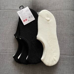 Uniqlo footsies socks 3 pairs in black + 1 white